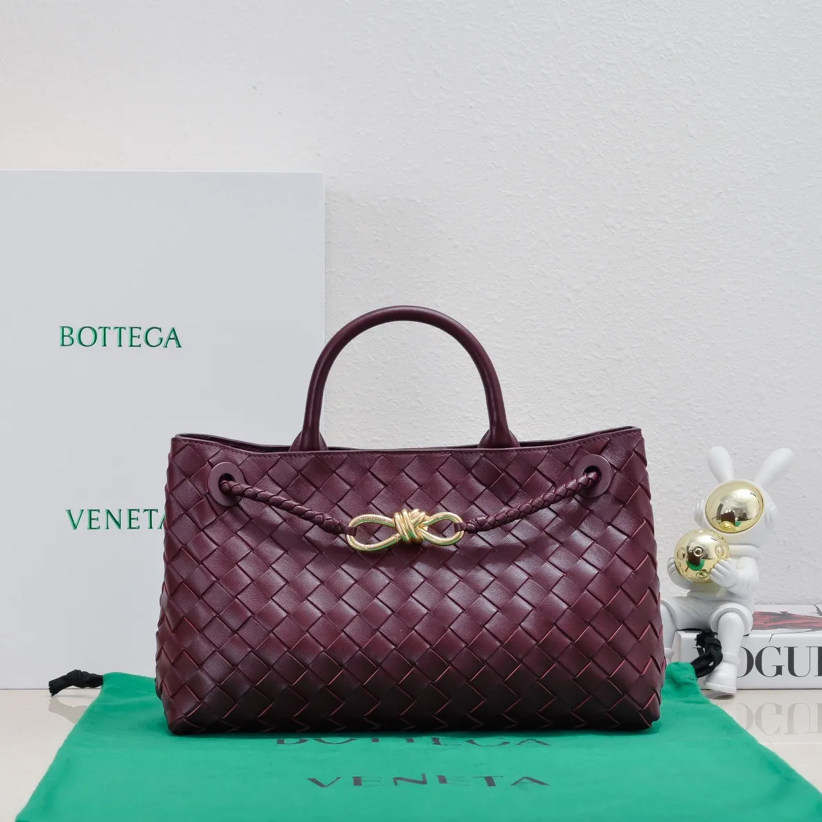 Batch 1960 #Bottega Veneta new horizontal Andiamo handbag, many stars have the same style 🎈 Classic full-body leather weaving with golden rope buckle, stable and chic enough [proud] The whole body is made of Nappa sheep leather, comfortable, soft and dynamic. The sliding metal rope buckle can adjust the shoulder strap, single shoulder / handbag / crossbody, multiple carrying methods, large bag capacity, suitable for commuting / daily / travel This bag is divided into small/medium/large sizes. There is always one that suits you, so take me with you🎀🎀 Size: 29x18x10 Model: 6463#